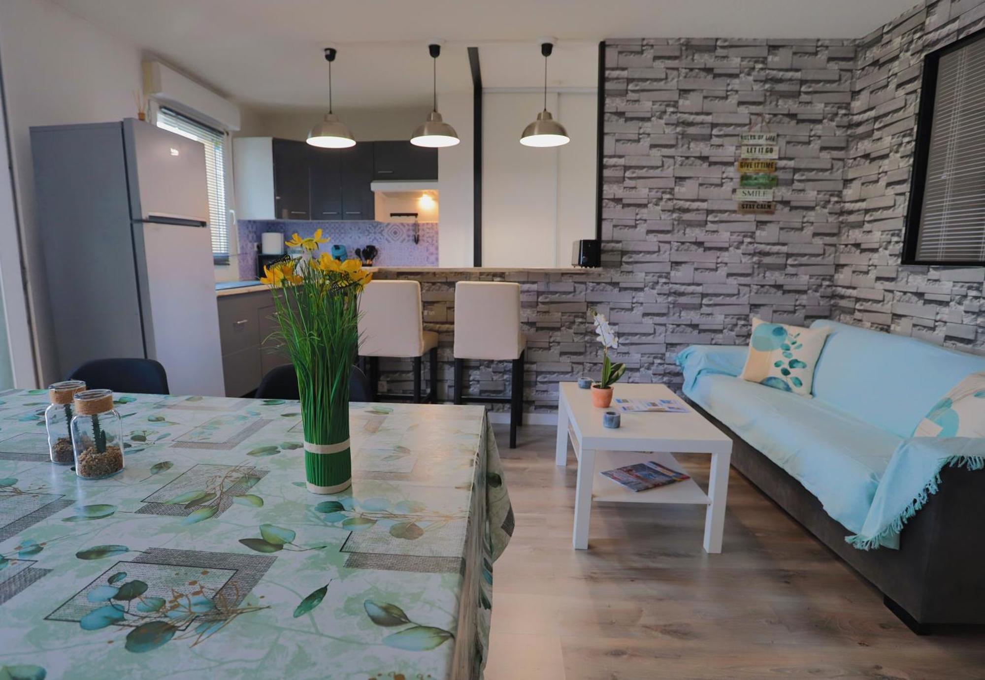 Appart T2 Dans Residence Calme Parking Prive Gratuit Miramas Exterior foto